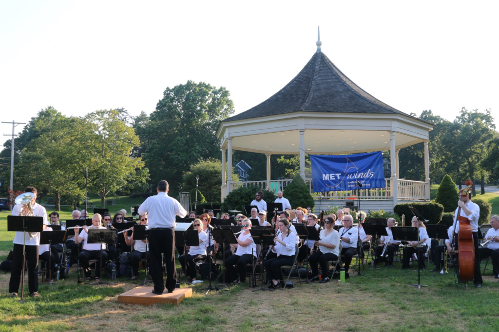 Metwinds playing in Hastings Park.